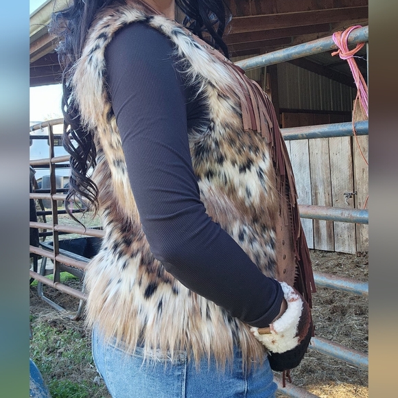 Powder River Women's Faux Fur Vest - Brown - Picture 3 of 6